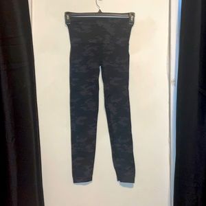 Spanx size large black camo seamless leggings